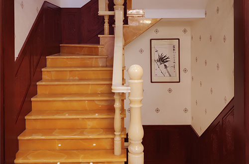 博尔塔拉中式别墅室内汉白玉石楼梯的定制安装装饰效果