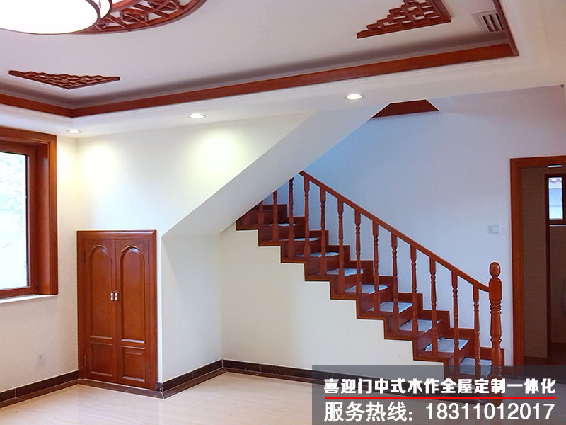 别墅一层中式木制楼梯空间的安装效果