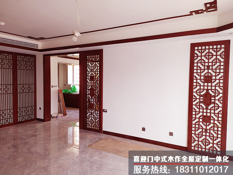 中式别墅客厅电视背景墙的实木木作花格